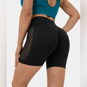 Yoga Biker Size Large Shorts seamless flow & high waisted. Ruched back